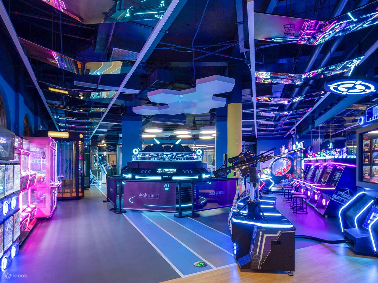 Fasilitas permainan di dalam ruangan lengkap, termasuk biliar, mesin bola basket, PS5, ruang e-sports, mesin capit boneka, mesin gachapon, ruang karaoke, dll., membawa Anda menikmati kesenangan satu atap dan memberikan Anda pengalaman bermain yang nyaman 